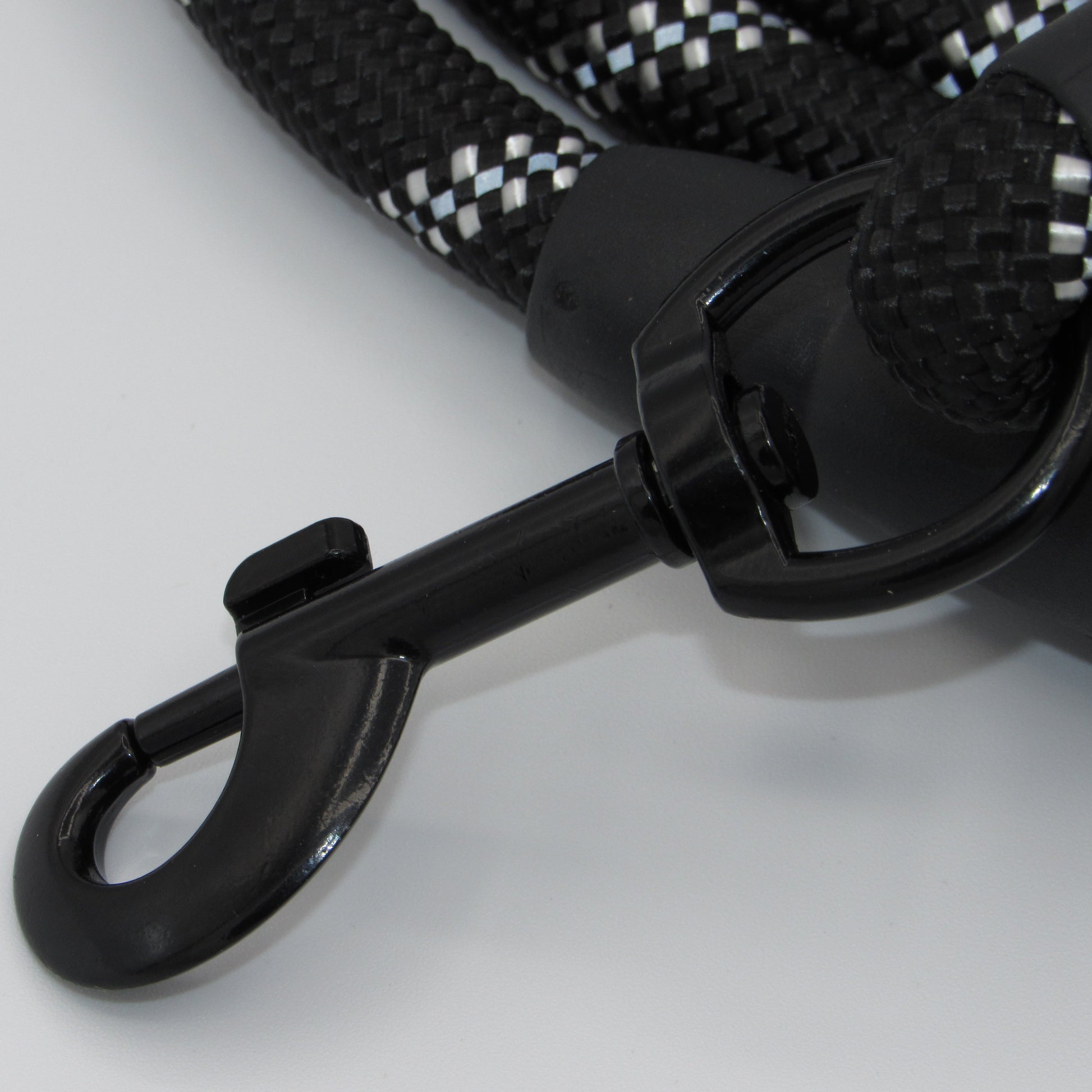 5ft Black Reflective Dog Leash Clasp Close-up